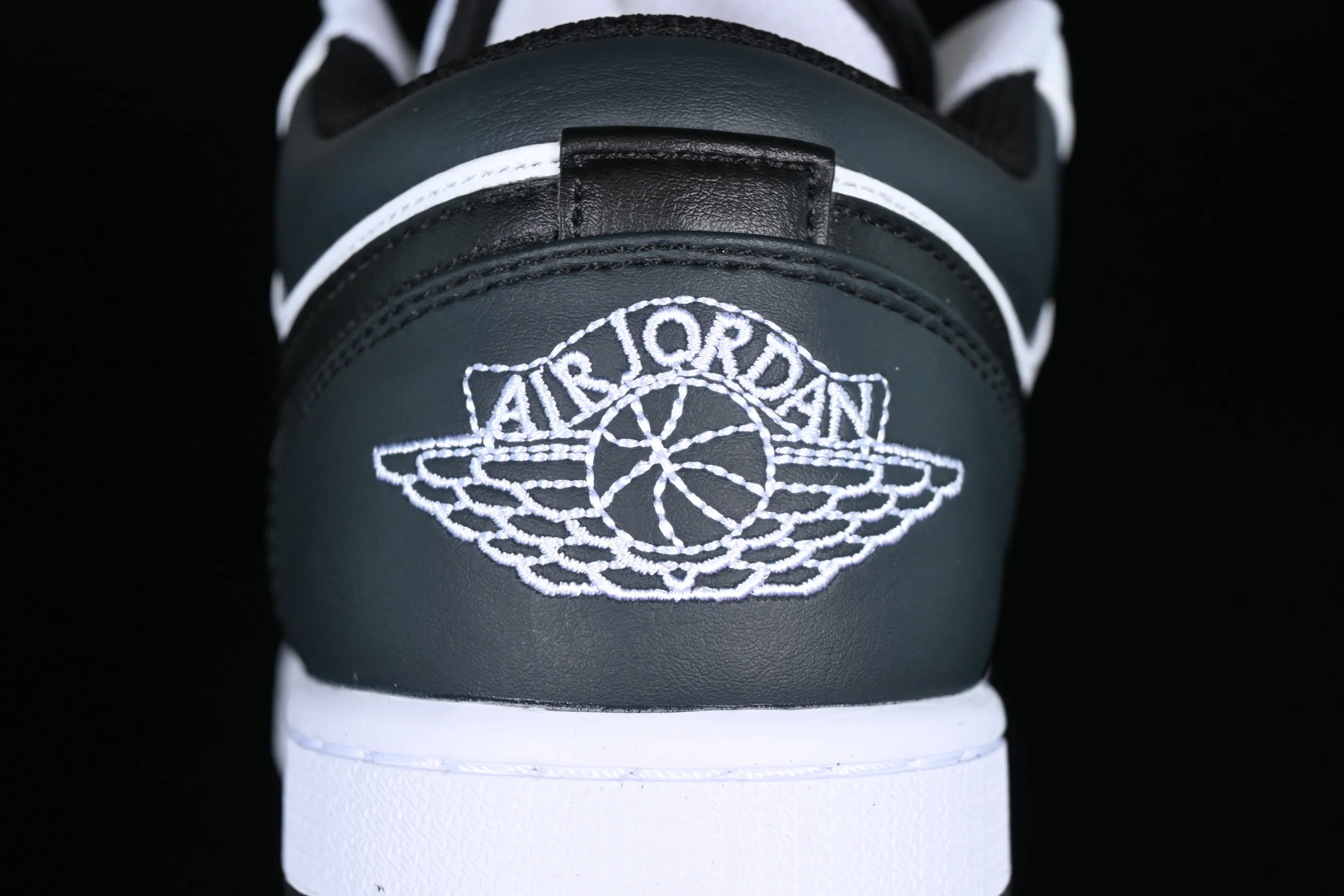 All categories Air Jordan Jordan series basketball shoes Air Jordan 1 Low Z version Air Jordan 1 Low AJ1 Joe 1 white and black color matching low-top cultural casual sneakers 553560-132